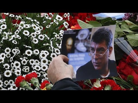 شموع وزهورفي الجسرالكبير وسط موسكو