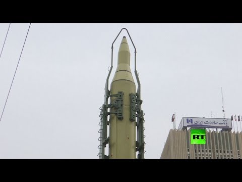 الحرس الثوري الإيراني يستعرض صاروخا باليستيًا جديدًا