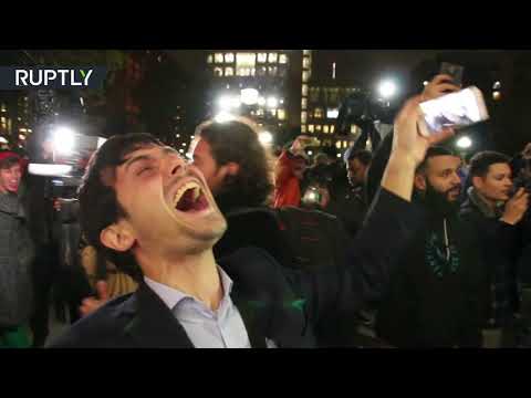 مناهضو الرئيس ترامب يحتجون ضده بالصراخ المدوي