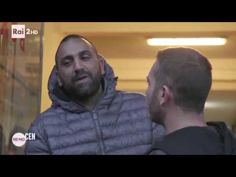 شاهد شقيق زعيم مافيا يكسر أنف صحافي ويطارده في الشارع