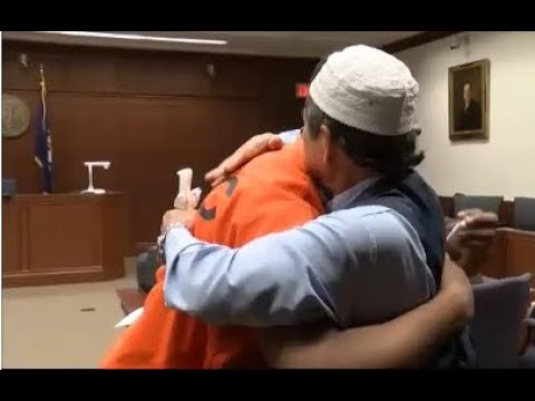 أميركي يعفو عن قاتل ابنه ويعانقه بسبب آية من القرآن الكريم