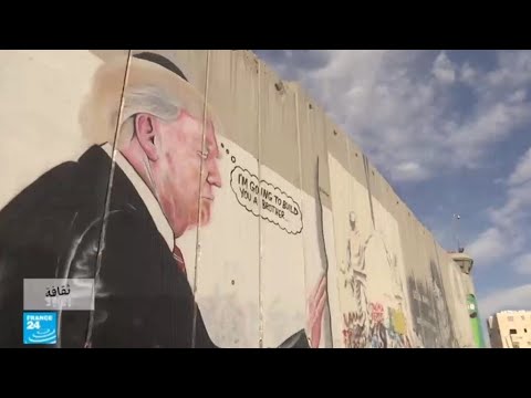 رسم غرافيتي لترامب على جدار الفصل يجذب السياح الأجانب