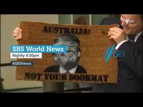 شاهد رئيس وزراء أستراليا يطبع صورة ترامب على ممسحة الأحذية