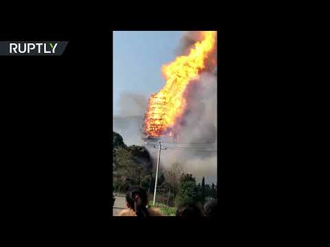 حريق هائل يلتهم أعلى برج خشبي في آسيا