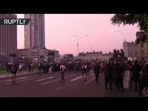 الشرطة تقمع نحو 5 آلاف مواطن خرجوا إلى شوارع عاصمة بيرو ليما