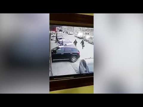 شاهد لحظة سرقة حقيبة ذهب من صاحبها في عمان