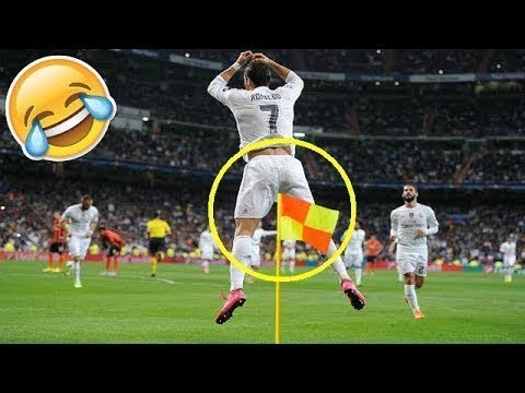 بالفيديو أغرب اللقطات المحرجة والمضحكة في ملاعب كرة القدم 2017