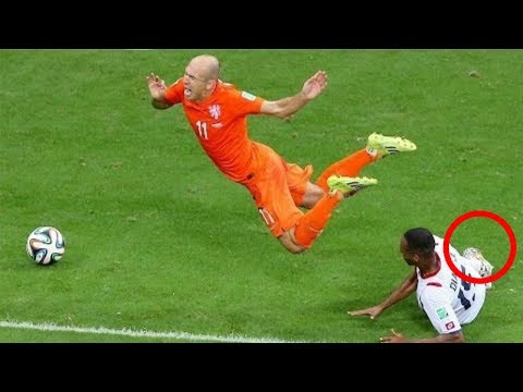 اشهر 10 حالات التمثيل على الحكام في تاريخ كرة القدم