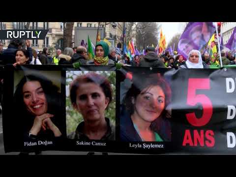 شاهد  تظاهرة في باريس تطالب بكشف قاتلي 3 ناشطات كرديات