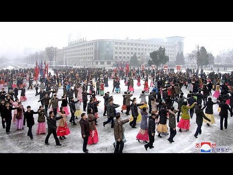 مسؤولون من كوريا الشمالية يمارسون الرياضة