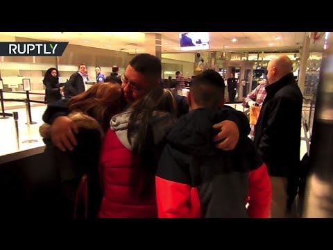 فيديو حزين لرجل يودع عائلته بعد ما طردته أميركا