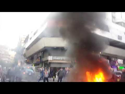 شاهد حرق إطارات في بيروت احتجاجًا على التعرض للرئيس نبيه بري