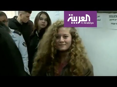شاهد عهد التميمي تدخل المحاكمة بابتسامة نصر