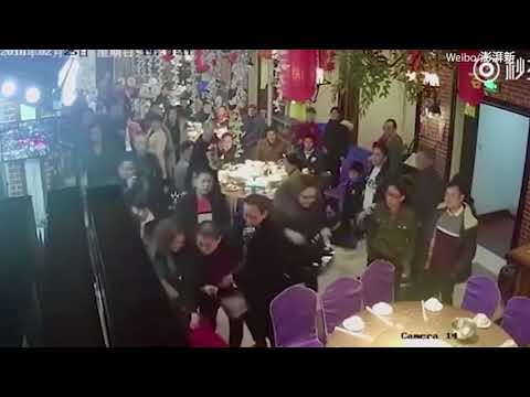 شاهد زبائن يعتدون بوحشية على عاملة مطعم لتأخر طعامهم