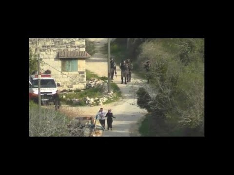 جنود إسرائيليون يستهدفون أمًا وأبًا يحمل طفلته