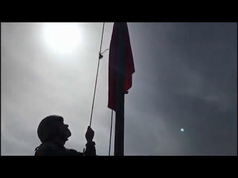 شاهد لحظة رفع العلم التركي على مدينة عفرين السورية