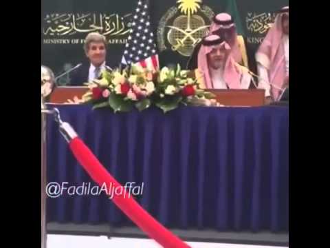 سعود الفيصل يُمازح الصحافيين ويطالبهم بسباقه