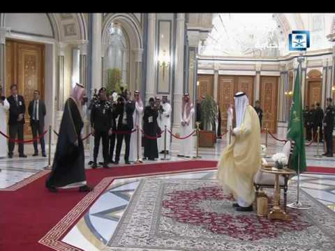 شاهد  خادم الحرمين يستقبل الرئيس اليمني عبد ربه منصور هادي في قمة الدمام