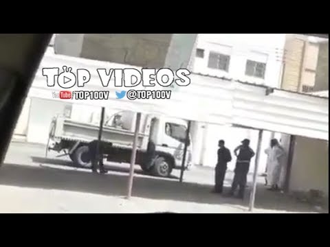 شاهد  الدفاع المدني السعودي يزيل المظلات من أمام المنازل