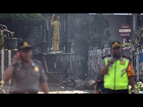 مقتل 9 أشخاص في تفجيرات انتحارية بثلاث كنائس في إندونيسيا
