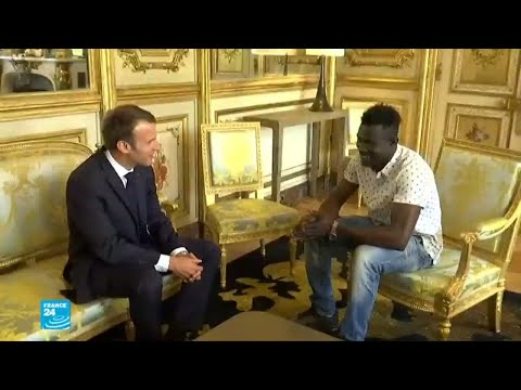 إيمانويل ماكرون يمنح الجنسية الفرنسية لمهاجر