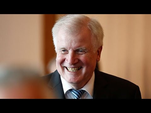 وزير الداخلية الألماني يتفاخر بترحيل 69 مهاجرًا في عيد مولده الـ69