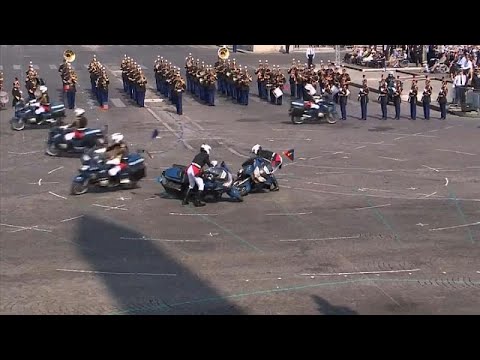 حادث تصادم محرج في احتفال بحضور ماكرون
