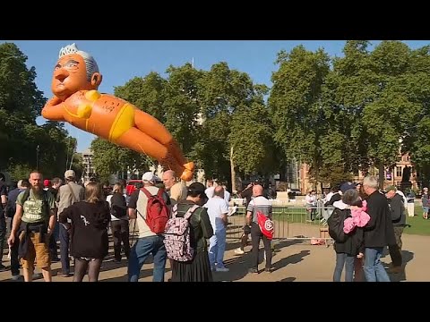 شاهد  بالون ضخم يصورعمدة لندن بـ البكيني الأصفر 