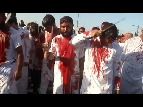 شاهد الشيعة يحيون ذكرى عاشوراء بالدماء والسيوف