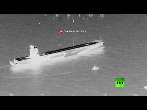 شاهد محاولات إزالة بقعة الوقود في مكان اصطدام السفينتين التونيسية والقبرصية في المتوسط