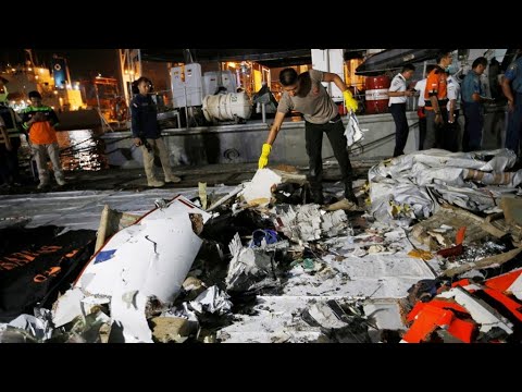 شاهد تحطم طائرة اندونيسية  تحمل 188 راكبًا في بحر جاوة