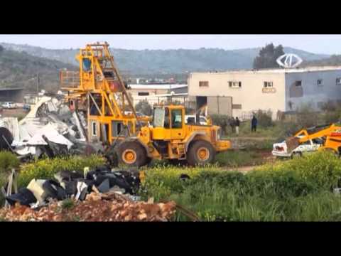 جارفات الاحتلال تهدم مصنًا وبركسات في مدينة جنين