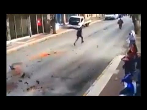 لحظة وقوع زلزال قوي غرب تركيا ونجاة أحد الأشخاص