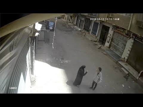 شاهد كاميرات المراقبة ترصد لحظة قتل مصري لأمه في الكوم الأخضر