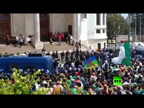 احتجاجات جديدة في الجزائر والشرطة تردّ