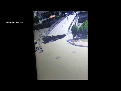 شاهد جسر ينهار ويبتلع سيارة بأكملها في تركيا