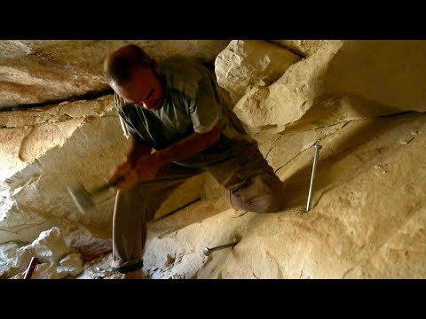 مغارة داخل الصخر وحافلة صدئة ملجأ لعائلات نازحة في شمال غرب سورية