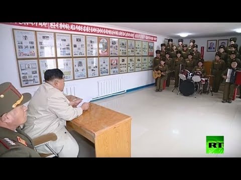 كيم جونغ أون يستمتع بأداء فرقة عسكرية نسائية