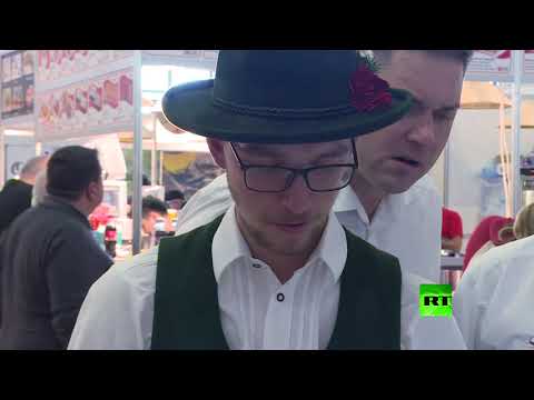 وجبة حشرات شهية في جناح في معرض دولي