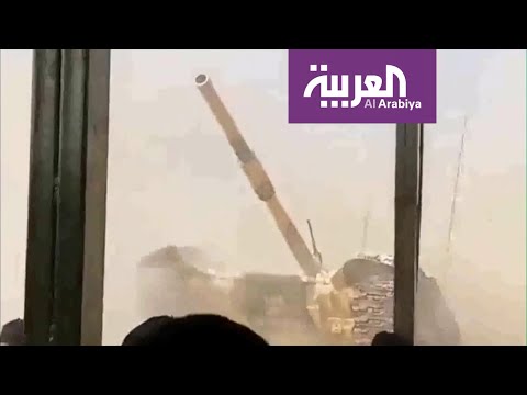 دبابة عسكرية تضل طريقها للجمهور في عرض عسكري