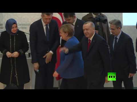 رجب طيب أردوغان يقدم هدية لـ أنغيلا ميركل