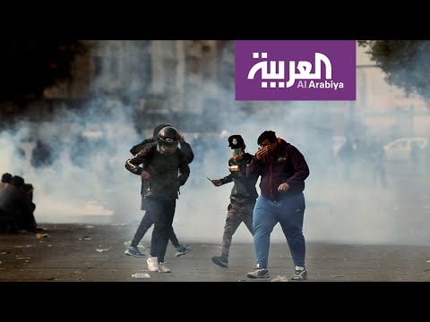 مسلح مجهول يصبب متظاهرًا عراقيًا بقنبلة فرقص فرحًا