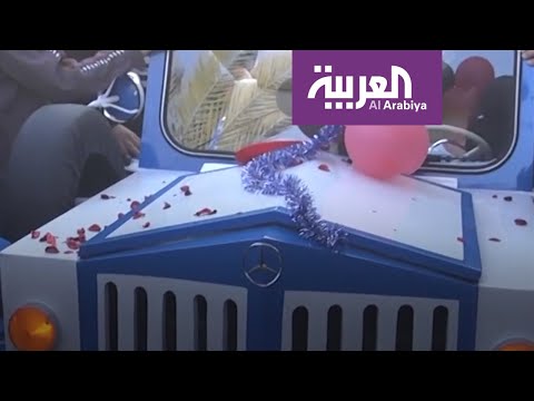 حدّاد من غزة يعيد تصنيع مركبة بعلامة مرسيدس بنز
