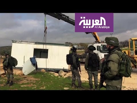 قوات الاحتلال تُصادر غرفة مدرسية في الخليل