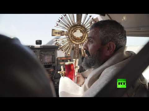 رجل دين مسيحي يبارك لبنان من الجو بسبب كورونا