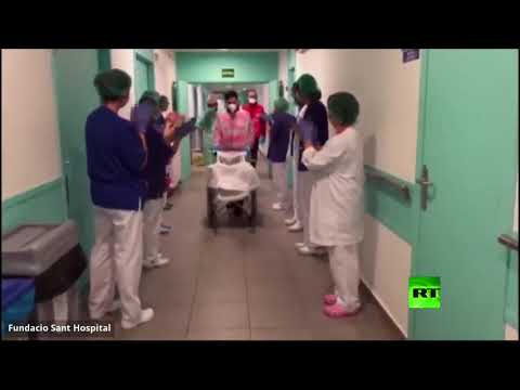 مسن إسباني ينتصر على كورونا ويحظى بتصفيق حار من الأطباء