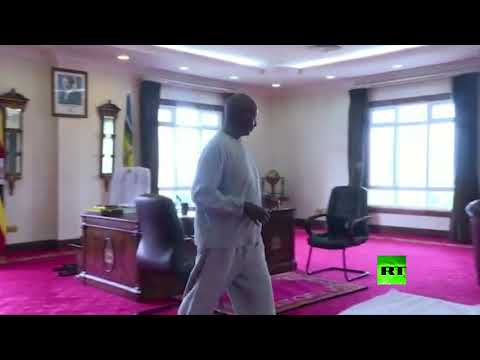 رئيس أوغندا يقدّم قدوة في ممارسة رياضة في المنزل