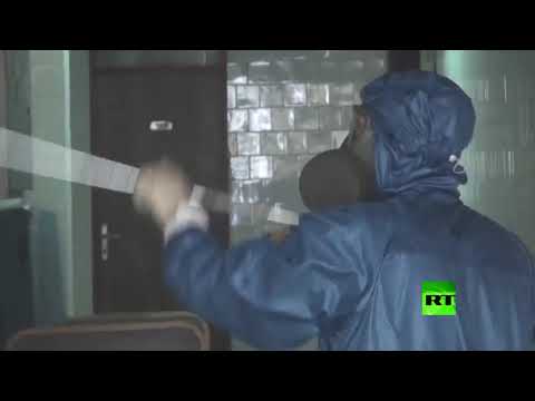 خبراء عسكريون روس يعقمون مركزا طبيا في نيش الصربية