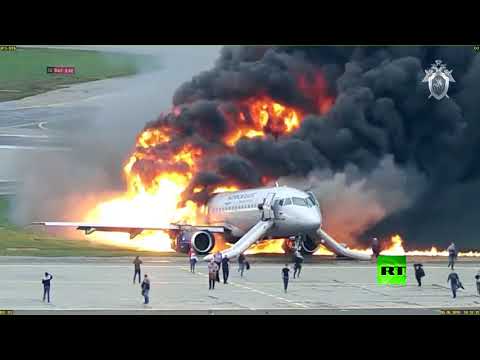 شاهد لحظة احتراق طائرة ركاب أثناء هبوطها الاضطراري في موسكو