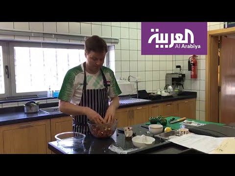 السفير البريطاني في العراق يتعلم طبخ الدولمة